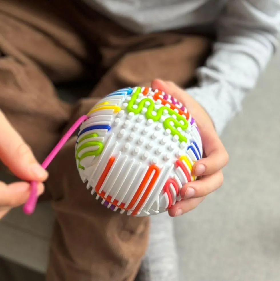 Bola sensorial 11cm con cintas silicona colores