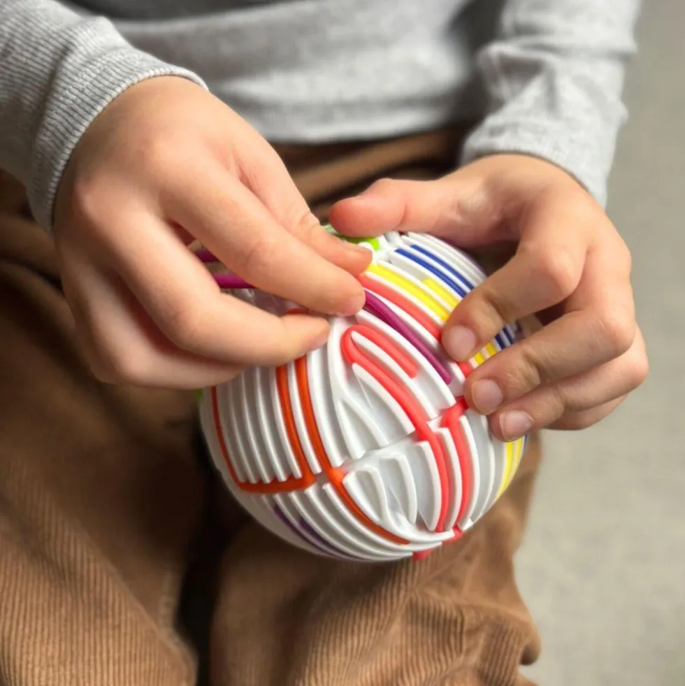 Bola sensorial 11cm con cintas silicona colores