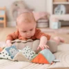 Cubo de tela con actividades sensoriales