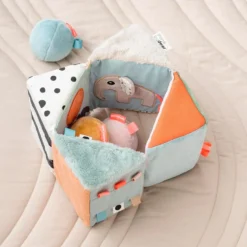 Cubo de tela con actividades sensoriales