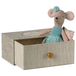 Ratita bailarina en sofá cama 11cm.