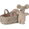 Ratoncito bebé en capazo rosa 6cm Maileg