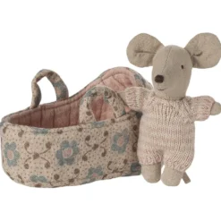 Ratoncito bebé en capazo rosa 6cm Maileg