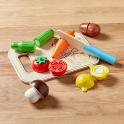 Set de verduras con tabla de cortar y cuchillo